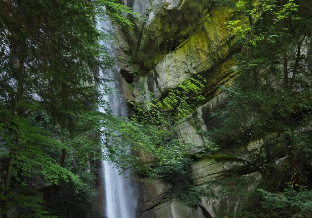 Cascade d'Angon : à la découverte de cette chute d'eau impressionnante