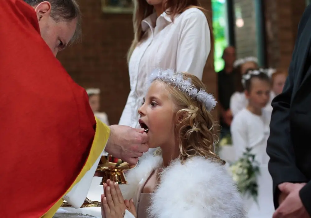 Comment et pourquoi faire sa première communion ?