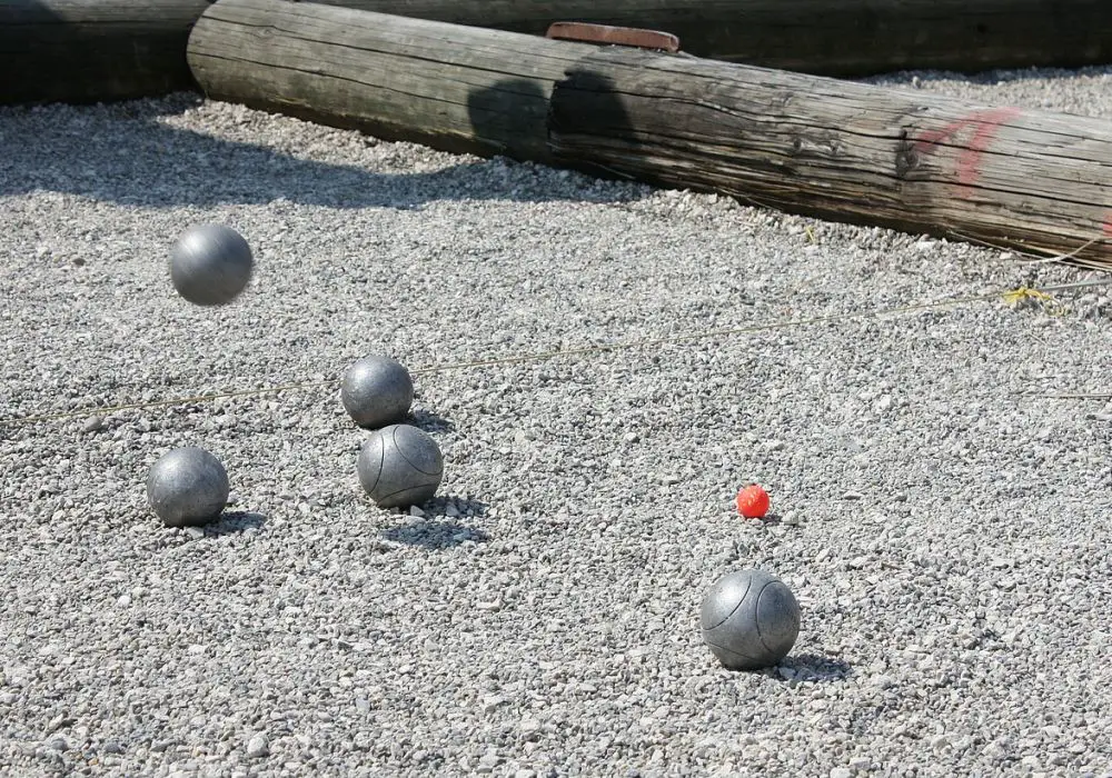 Construire un terrain de pétanque chez soi pour jouer pendant les vacances