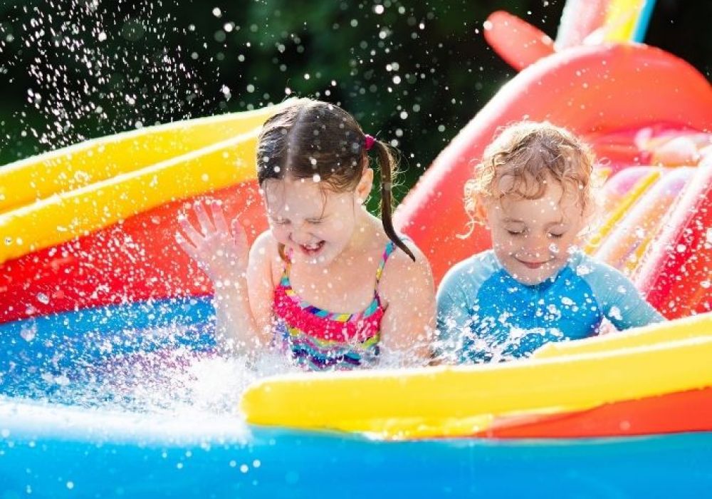 La structure gonflable aquatique : un loisir top à faire en famille